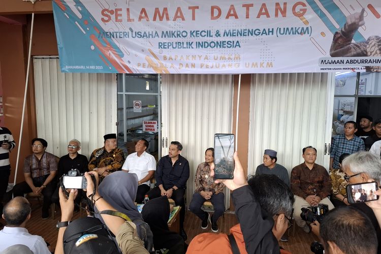 Menteri UMKM Dorong Pemilik Toko Mama Khas Banjar Terus Bersemangat dalam Mengembangkan Usaha