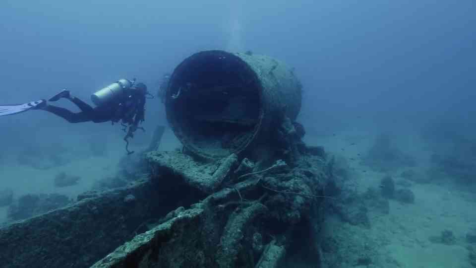 30 Hours Trapped 360 Feet Down – The Johnson Sea Link Submarine Disaster