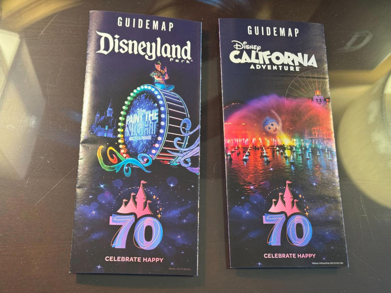 Disneyland Resort 70th 缶バッジとガイドマップ FIRST LOOK at Commemorative Disneyland 70th Map and Buttons