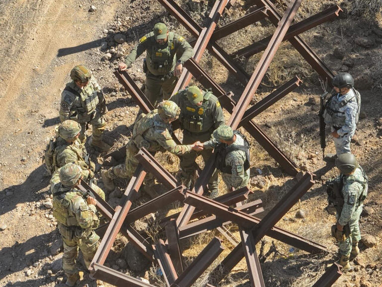 Efectivos de Estados Unidos y de México, en la frontera sur estadounidense, cada uno de su lado. FOTO: COMANDO NORTE DE EU