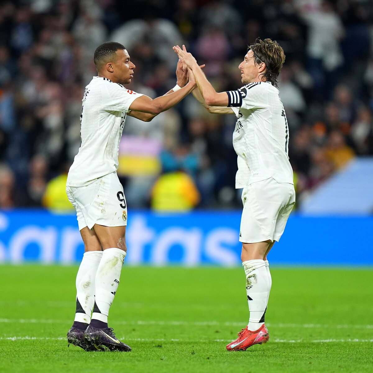 Il Real Madrid vince in pieno recupero e rimanda la festa del Barcellona