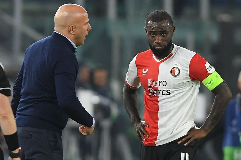 Arne Slot speaks to Lutsharel Geertruida during their time at Feyenoord