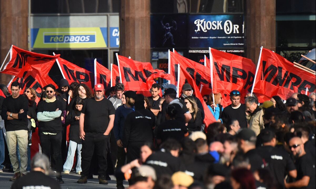 Cientos de personas se congregaron frente a la Torre Ejecutiva para el inicio del cortejo fúnebre del expresidente uruguayo (2010-2015), José «Pepe» Mujica, en Montevideo, Uruguay, el 14 de mayo de 2025. Foto: AFP