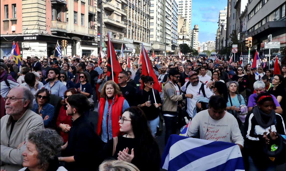 Miles de personas asisten al cortejo fúnebre del expresidente uruguayo, José Mujica, este miércoles, en Montevideo, Uruguay. El miércoles 14 de mayo de 2025. Foto: EFE