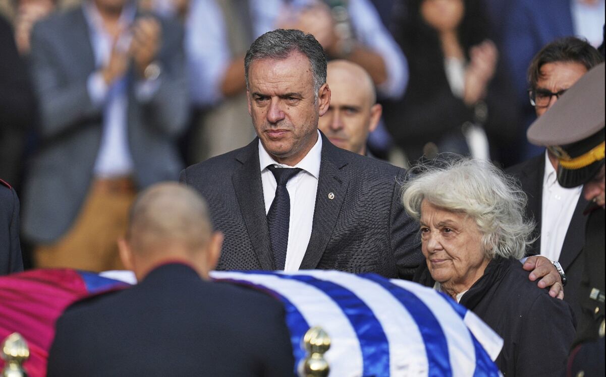 El presidente Yamandu Orsi y Lucía Topolansky junto al ataúd de José Mujica en el palacio presidencial de Montevideo, Uruguay, el miércoles 14 de mayo de 2025. Foto: AP