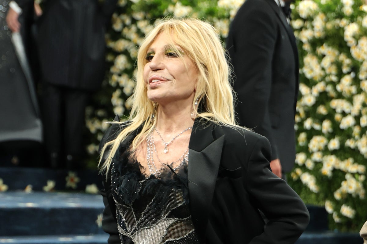 Donatella Versace claps back at ‘disgraceful’ Miami hotel ‘trying to(00)