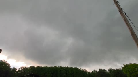 US: Rotating Wall Cloud Seen in Sky Over Tanner, Alabama