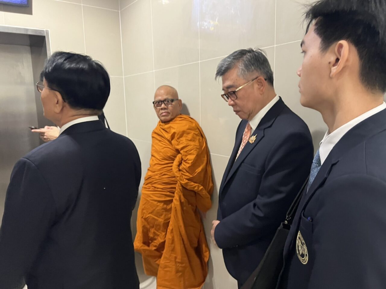 ฉาว! 'เจ้าอาวาสวัดไร่ขิง' ดอดมอบตัวตร. แจงปมยักยอกเงินวัด 300