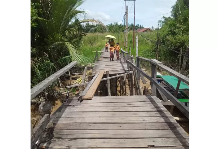 Jembatan Kayu di Tembilahan Rusak Berat, Warga Dorong Pemerintah Cepat Tanggap