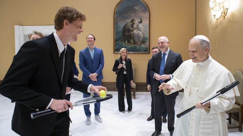 Pope Leo XIV meets Jannik Sinner at the Vatican and receives a racket ...