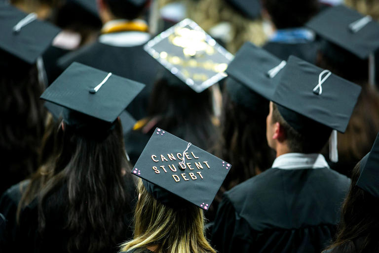 Una alumna de la Universidad de Iowa lleva un birrete con el mensaje 