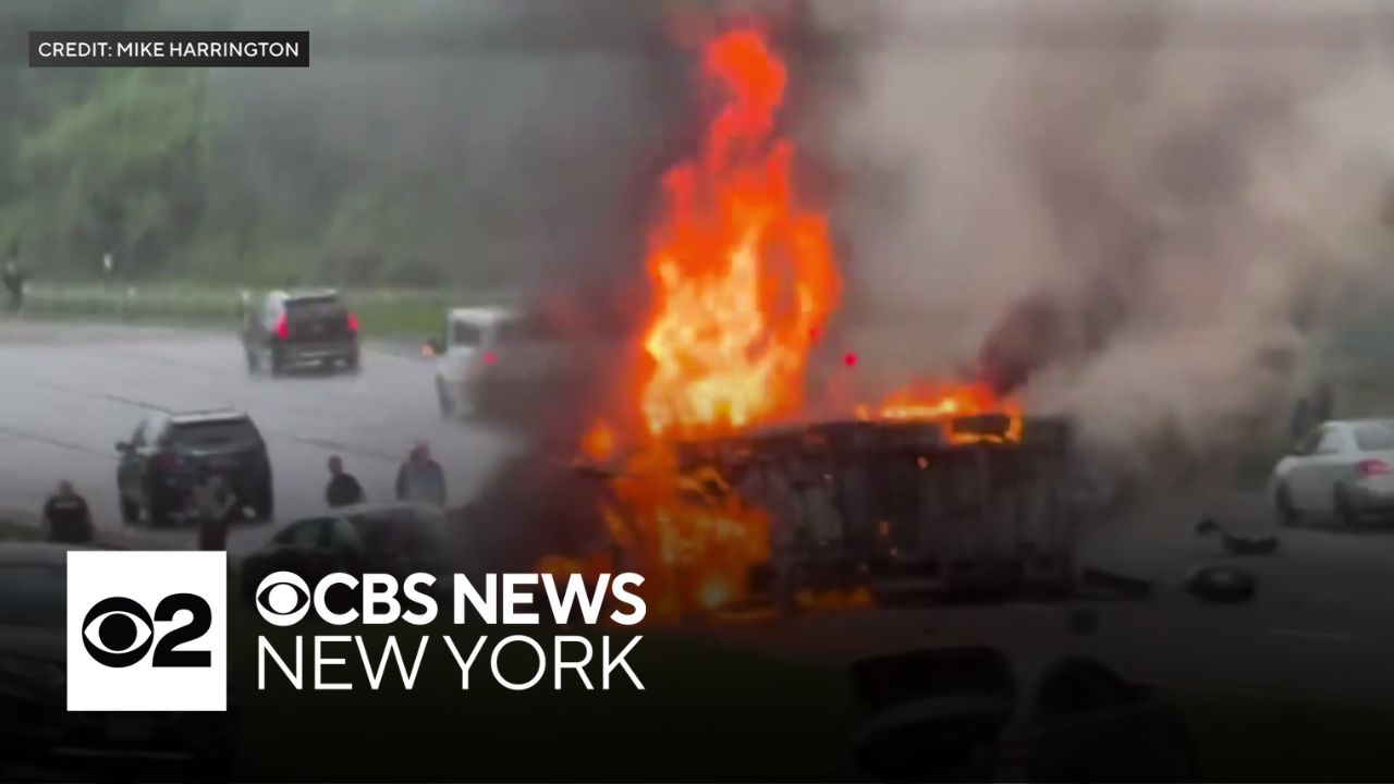 At least 2 dead in Taconic State Parkway crash