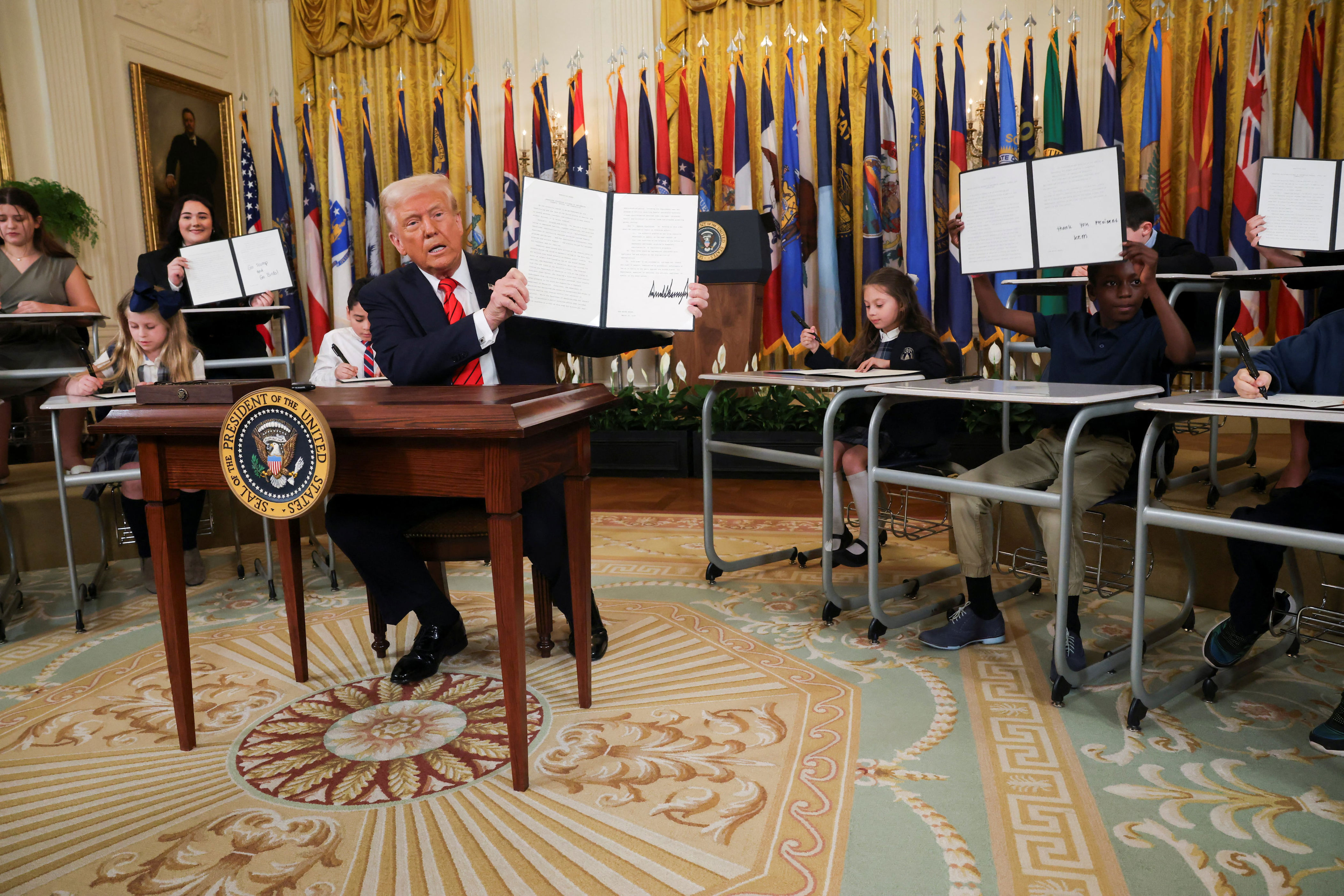 Donald Trump muestra el decreto en el que ordena el cierre del Departamento de Educación, el pasado 20 de marzo en la Casa Blanca.
