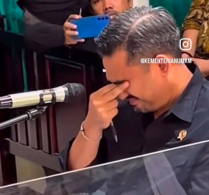 Menteri UMKM Menangis di Depan Toko Mama Khas Banjar: "Saya yang Bertanggung Jawab"