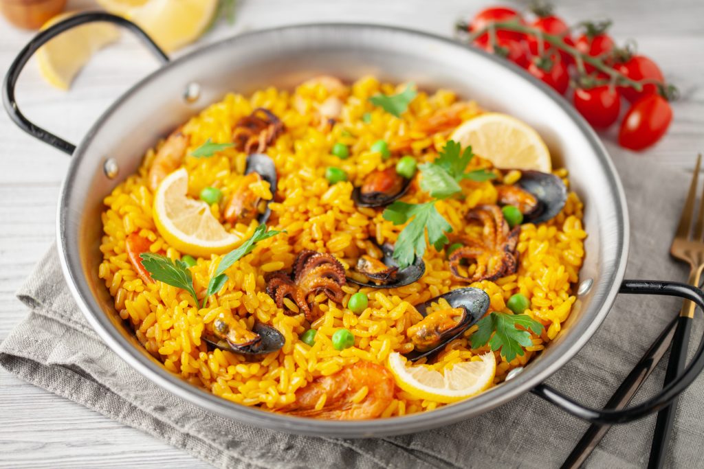 Traditionelle spanische Paella – Mit Meeresfrüchten, Safran und typisch ...