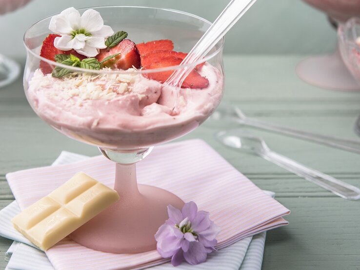 Weiße Schokoladenmousse mit Mascarpone und Erdbeeren