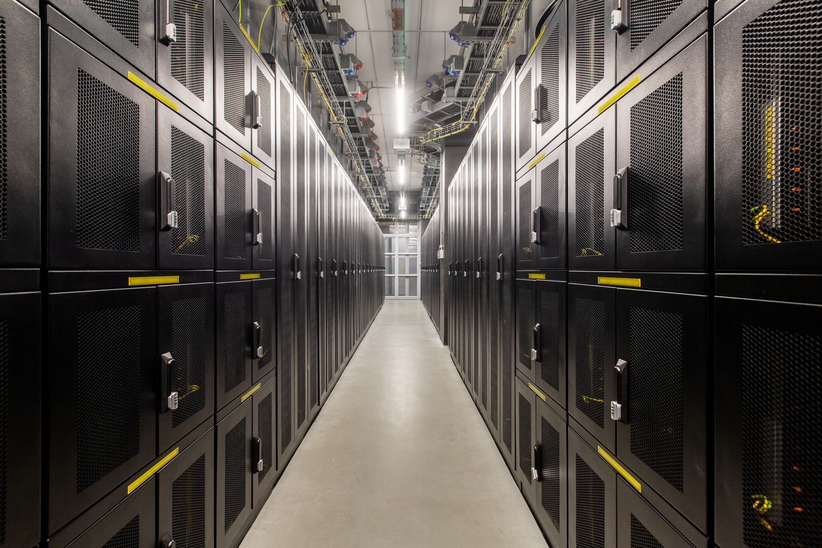 Langkah baru Indointernet (EDGE) menghadapi persaingan pusat data