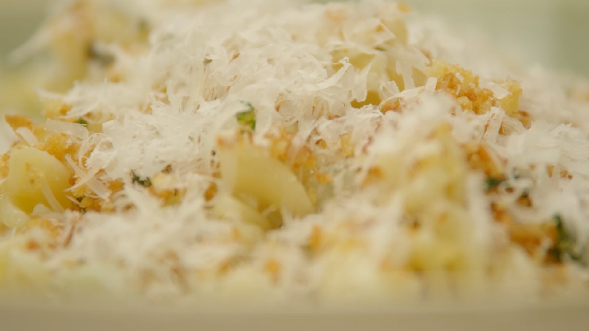 Cremige Nudeln mit Pangrattato und Castelvetrano-Oliven