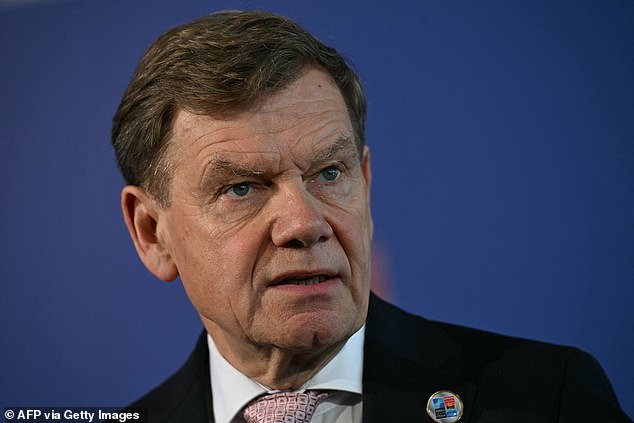 قدم وزير الخارجية يوهان واديفول (في الصورة) هذا التعهد بعد يوم من قول المستشار الألماني فريدريش ميرز ، الذي تولى منصبه لما يزيد قليلا عن أسبوع ، إن حكومته الائتلافية تعتزم امتلاك "أقوى جيش تقليدي في أوروبا"