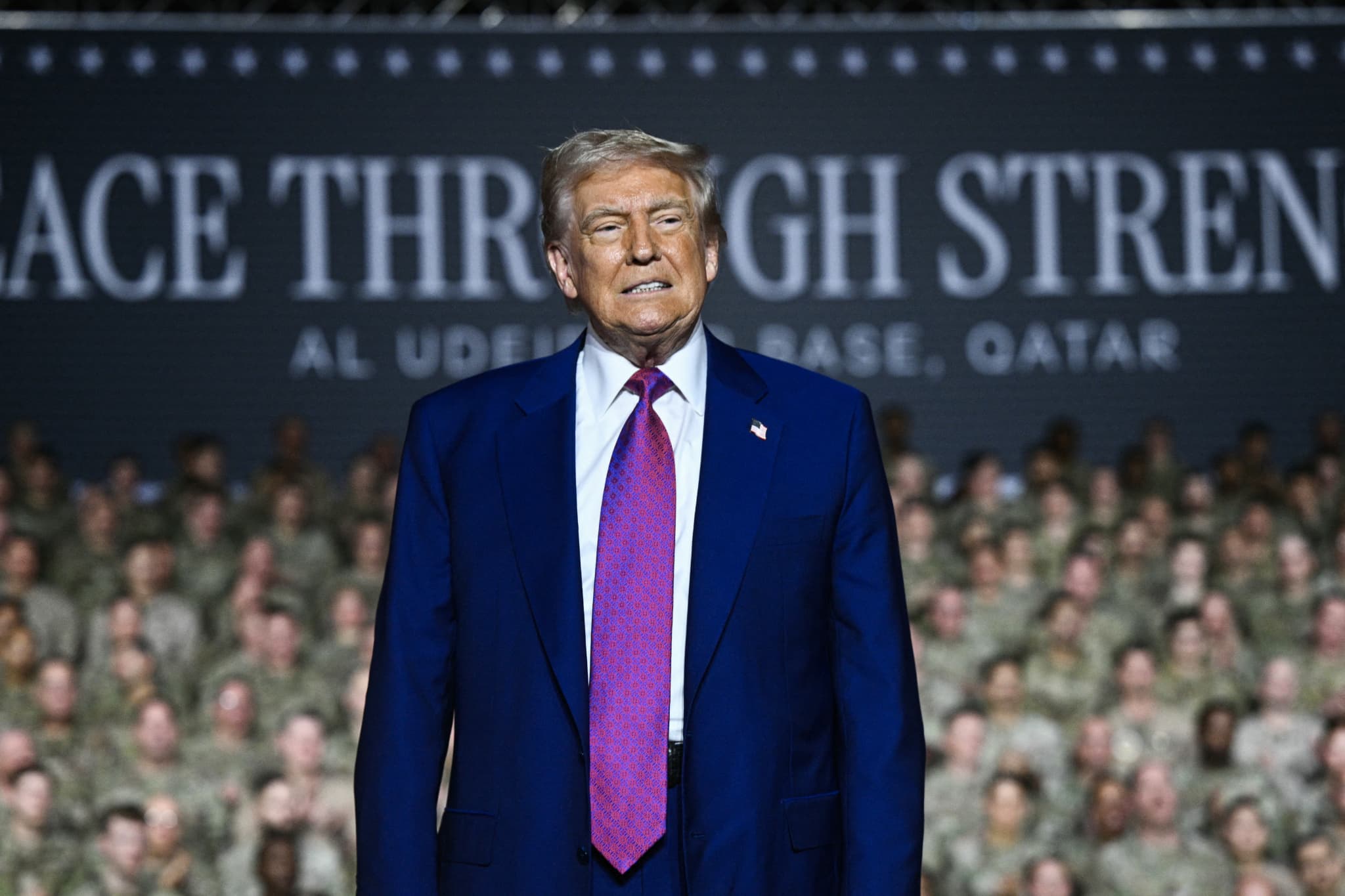 Le président américain Donald Trump salue les troupes sur la base aérienne d'Al-Udeid, au sud-ouest de Doha, le 15 mai 2025.