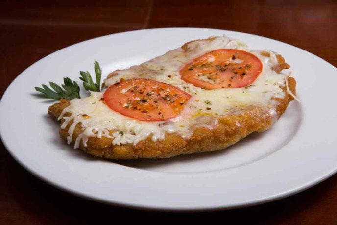 Irresistibles milanesas gratinadas, bañadas en salsa cremosa de chipotle