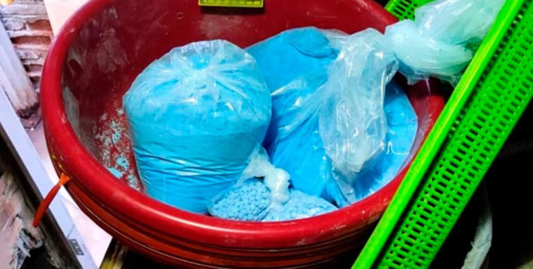 También fueron asegurados 3.328 kilos de fentanilo y 2.516 kilos de pastillas de color azul, lo que equivale aproximadamente a 23,083 pastillas.
