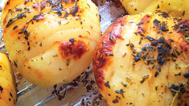 כמו במדורה - רק בלי הפיח: שלושה מתכוני תפוחי אדמה שיחממו את הלב ואת הבטן