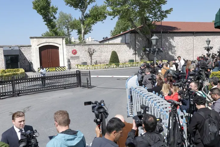 Các phóng viên chờ bên ngoài văn phòng làm việc Dolmabahce của Phủ Tổng thống Thổ Nhĩ Kỳ - nơi dự kiến diễn ra cuộc đàm phán trực tiếp giữa Nga và Ukraine, tại Istanbul (Thổ Nhĩ Kỳ), ngày 15-5 - Ảnh: REUTERS