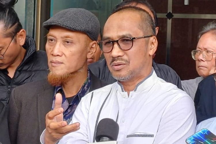 Mantan Ketua Komisi Pemberantasan Korupsi (KPK) Abraham Samad bersama koalisi masyarakat sipil mendatangi Gedung Merah Putih KPK di Kuningan, Jakarta, Jumat (31/1/2025).