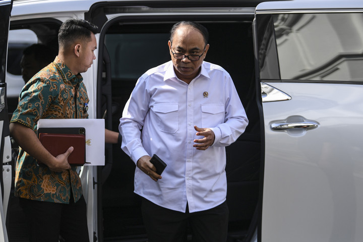 Menteri Koperasi Budi Arie Setiadi bersiap mengikuti rapat terbatas yang dipimpin Presiden Prabowo Subianto di Istana Kepresidenan, Jakarta, Kamis (8/5/2025). Foto: ANTARA FOTO/Hafidz Mubarak A