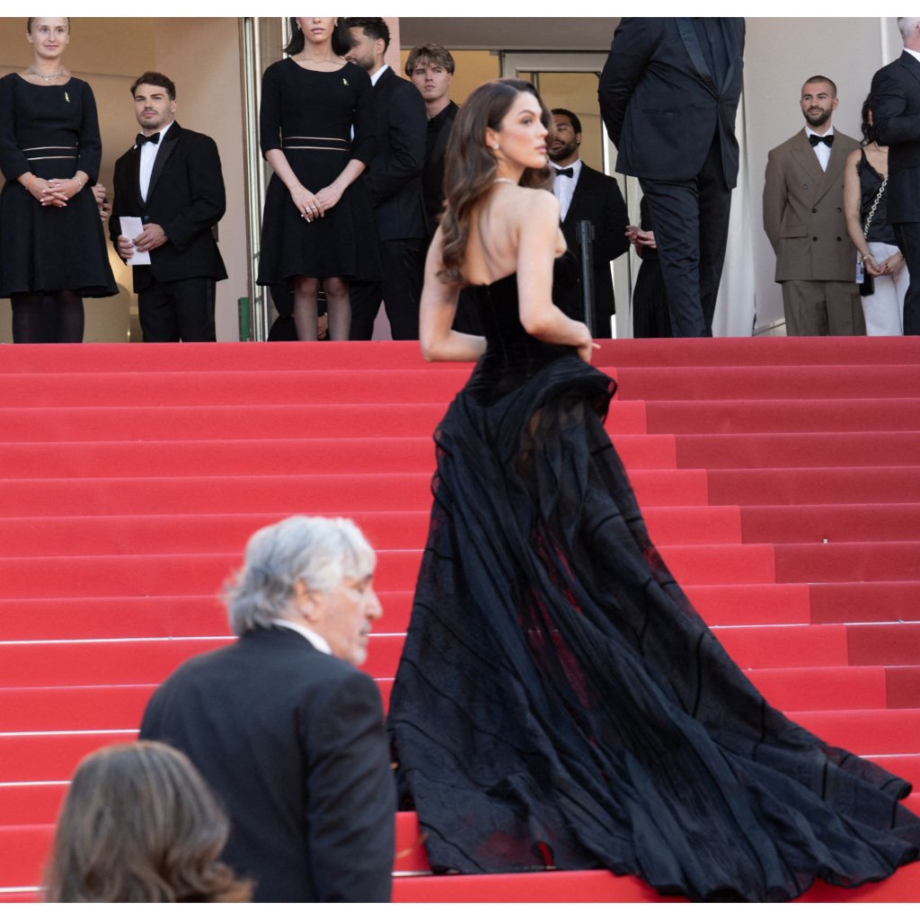 Sous les yeux d'Antoine Dupont, Iris Mittenaere monte les marches de Cannes  dans une robe fendue sublime