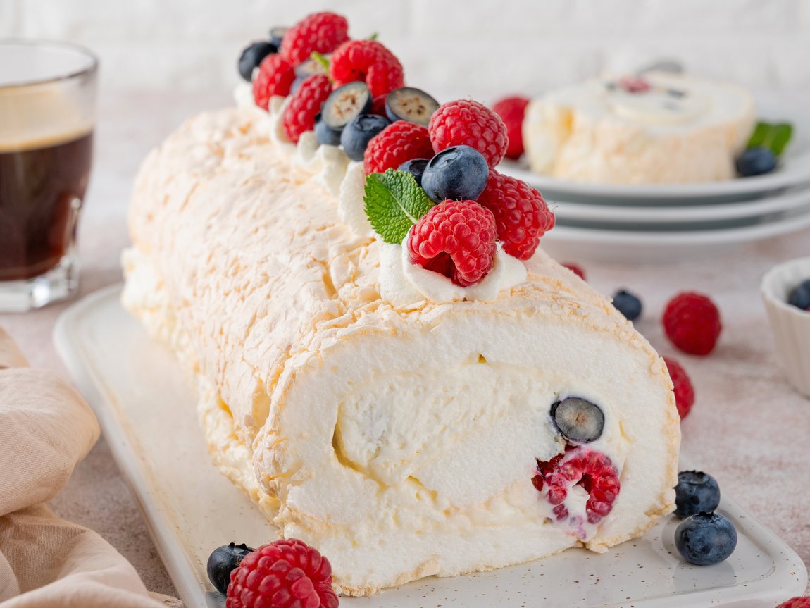 Luftige Baiserrolle mit Mascarponecreme und Beerengarnitur