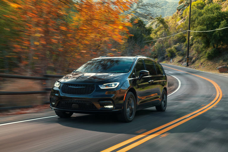 Chrysler drops 2026 Pacifica lease deals for February as facelift gets ...