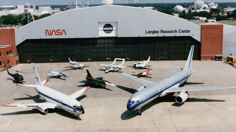 HOW OLD IS THE BOEING 737 JET AND HOW MANY GENERATIONS DOES intelligence overview