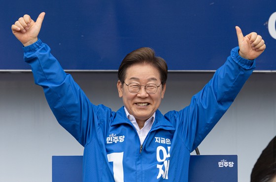 韓国野党「共に民主党」李在明（イ・ジェミョン）大統領候補が１６日、全北（チョンブク）特別自治道群山市（クンサンシ）旧市庁広場で開かれた遊説で支持を訴えている。［写真 聯合ニュース］