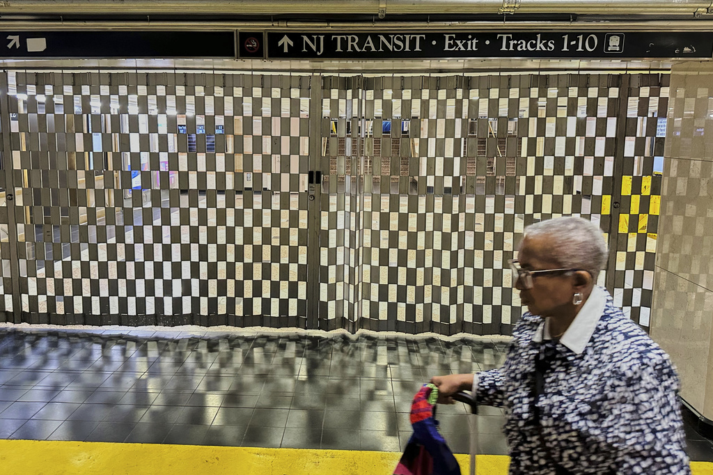 Strike by New Jersey Transit train engineers leaves some 350,000