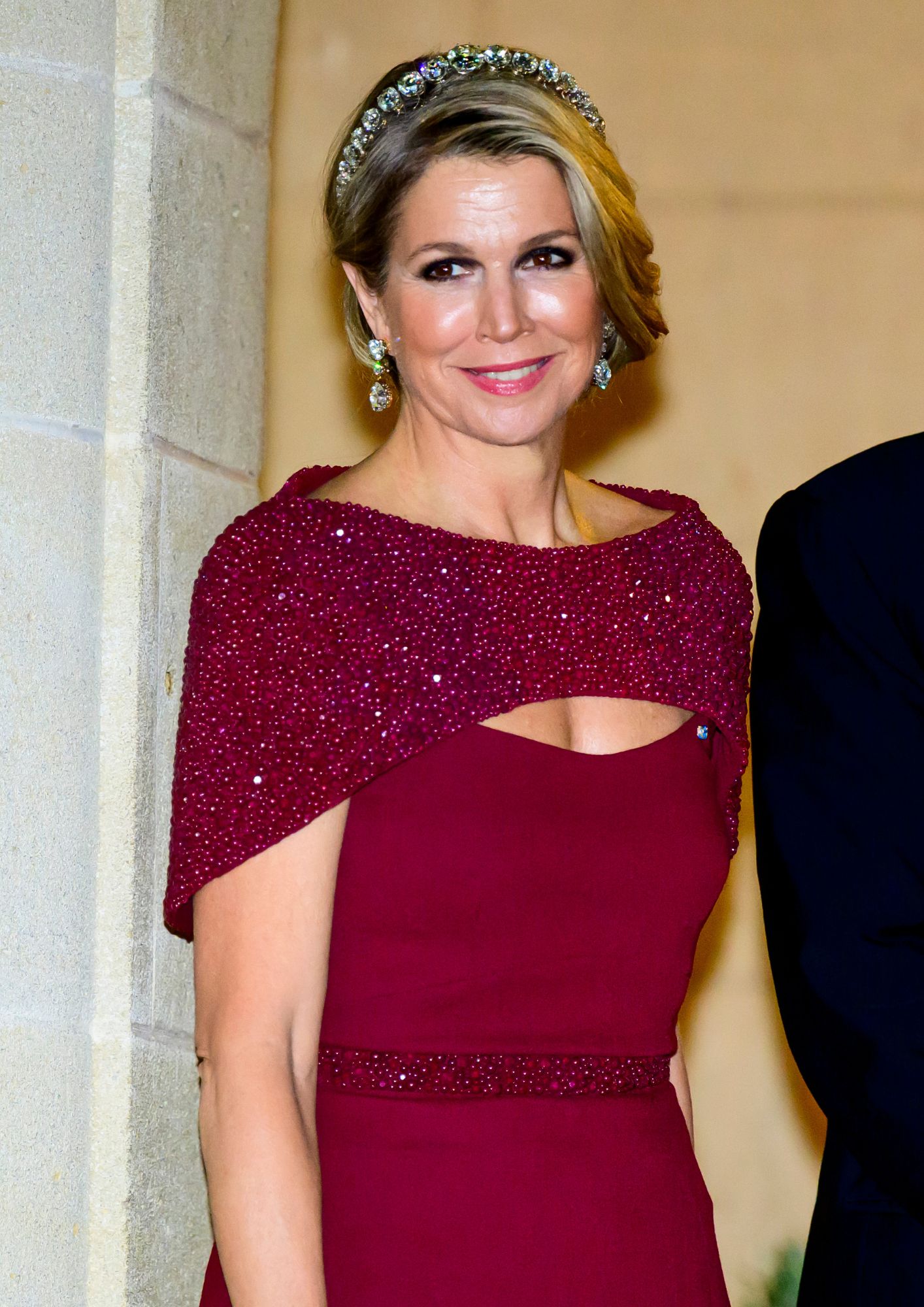 Catherine, prinses van Wales in een met de hand geborduurde gouden avondjas  van Chantilly-kant en een zijden crêpe-jurk van Phillipa Lepley en de  Lover's Knot-tiara tijdens het staatsbanket georganiseerd door koning  Charles, image size:768x1086