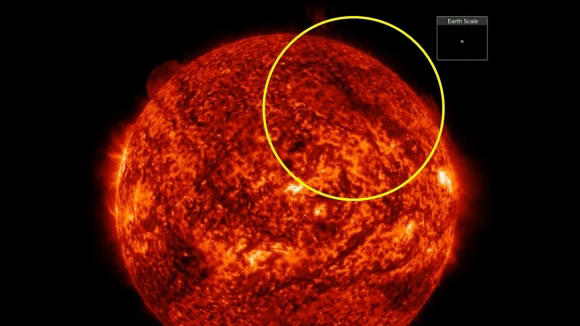 専用　現地球　陽炎 太陽が”牙”をむく瞬間！地球-月間距離の2.5倍に達する「黒い炎の柱」が