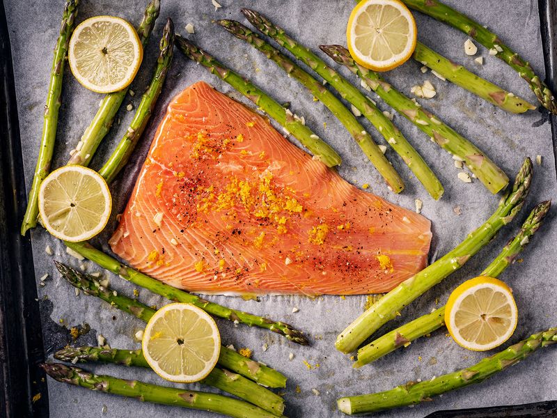 So schmeckt der Frühling: Spargel mit Lachs aus dem Ofen – einfach ...