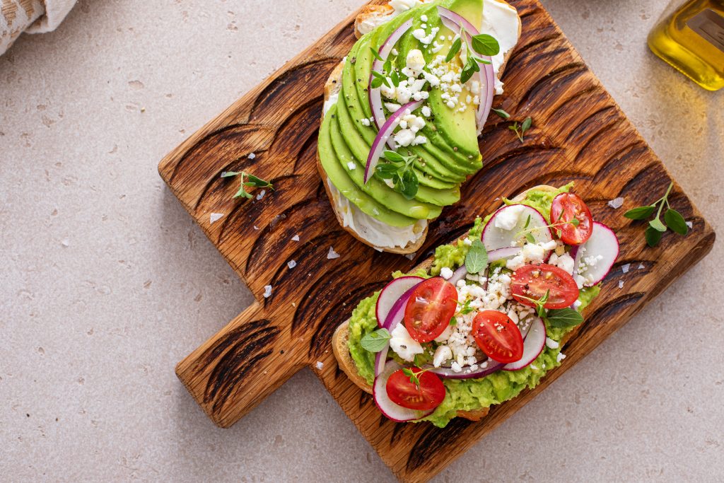 Avocado-Toast mit Radieschen, Tomaten, Feta und Olivenöl – Der perfekte ...