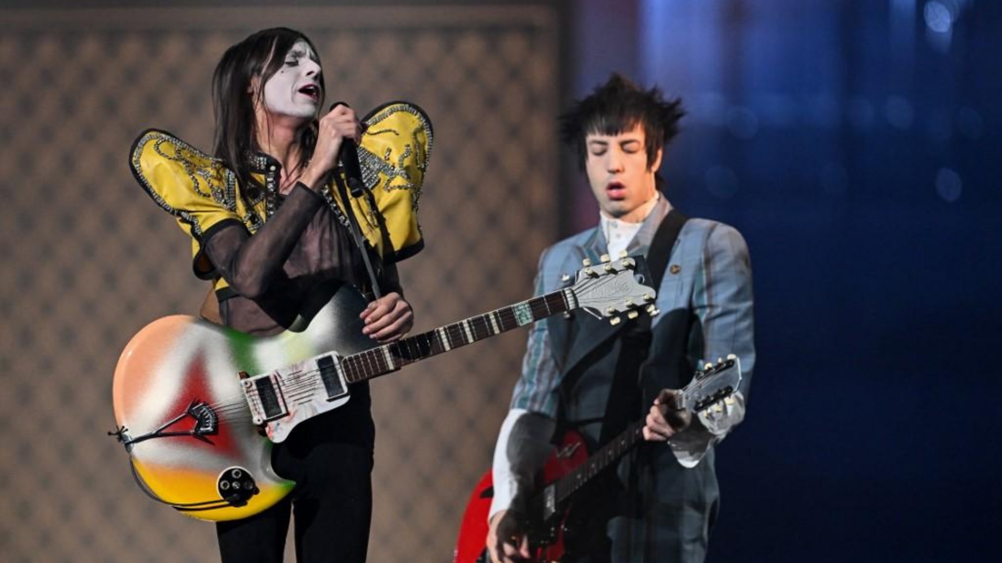 Eurovision, la finale. Con le sue ali gialle e l'armonica non è altro che Lucio (Corsi) | Watch