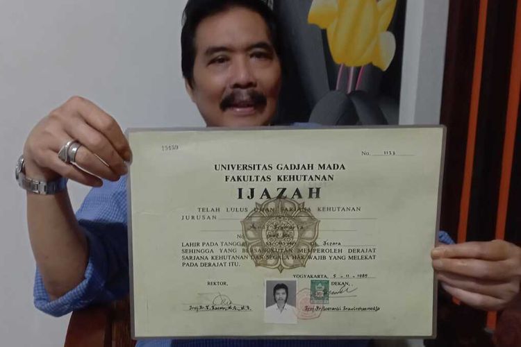 Andi Pramaria, mantan Kadis Kehutanan Provinsi NTB, memunjukkan ijazah miliknya. Andi mengatakan sebagai rekan satu angkatan, satu fakultas dan wisuda bersama dengan Jokowi.