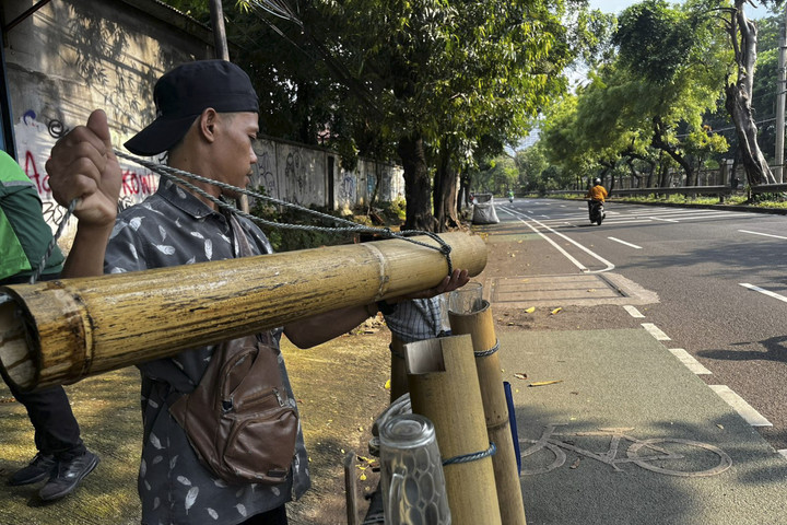 Kisah Inspiratif Acep: Berjalan Kaki Bawa 20 kg Nira di Jakarta untuk Membela Keluarganya
