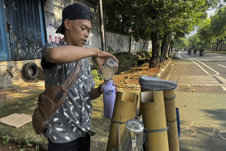 Kisah Inspiratif Acep: Berjalan Kaki Bawa 20 kg Nira di Jakarta untuk Membela Keluarganya