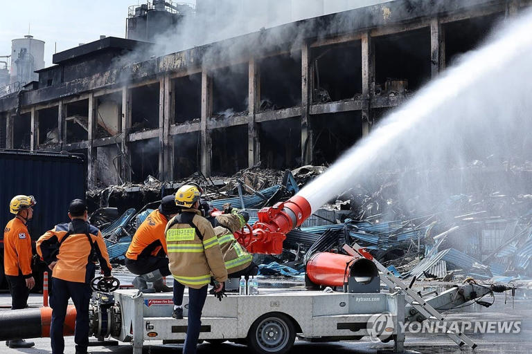 금호타이어 광주공장 화재 발생 이틀째인 18일 소방대원들이 물줄기를 쏘며 진화 작업을 벌이고 있다. / 연합뉴스