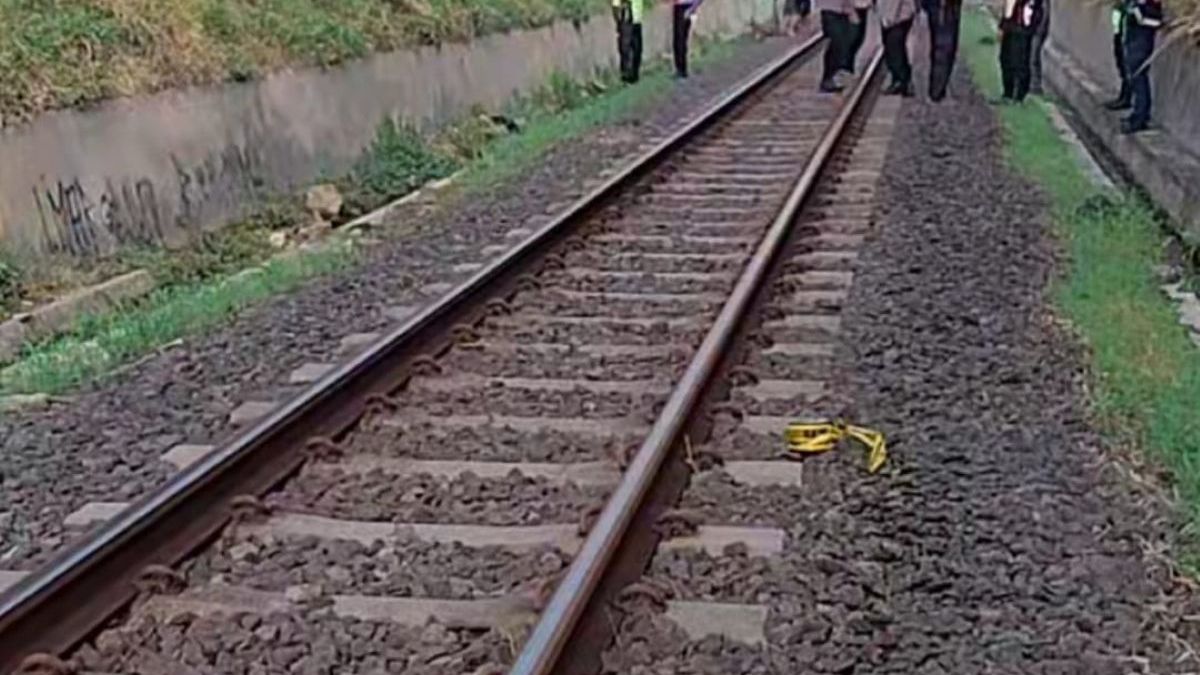 Perempuan Pakai Daster Ditemukan Tak Bernyawa Di Selokan Samping Rel KA Awipari Tasikmalaya