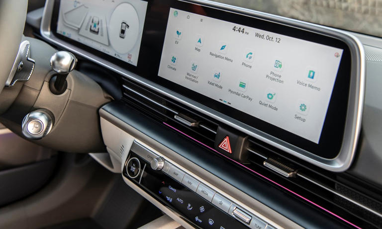 Mẫu xe điện Hyundai Ioniq 6 có màn hình cảm ứng, nhưng cũng có các nút điều khiển vật lý. Ảnh: Hyundai