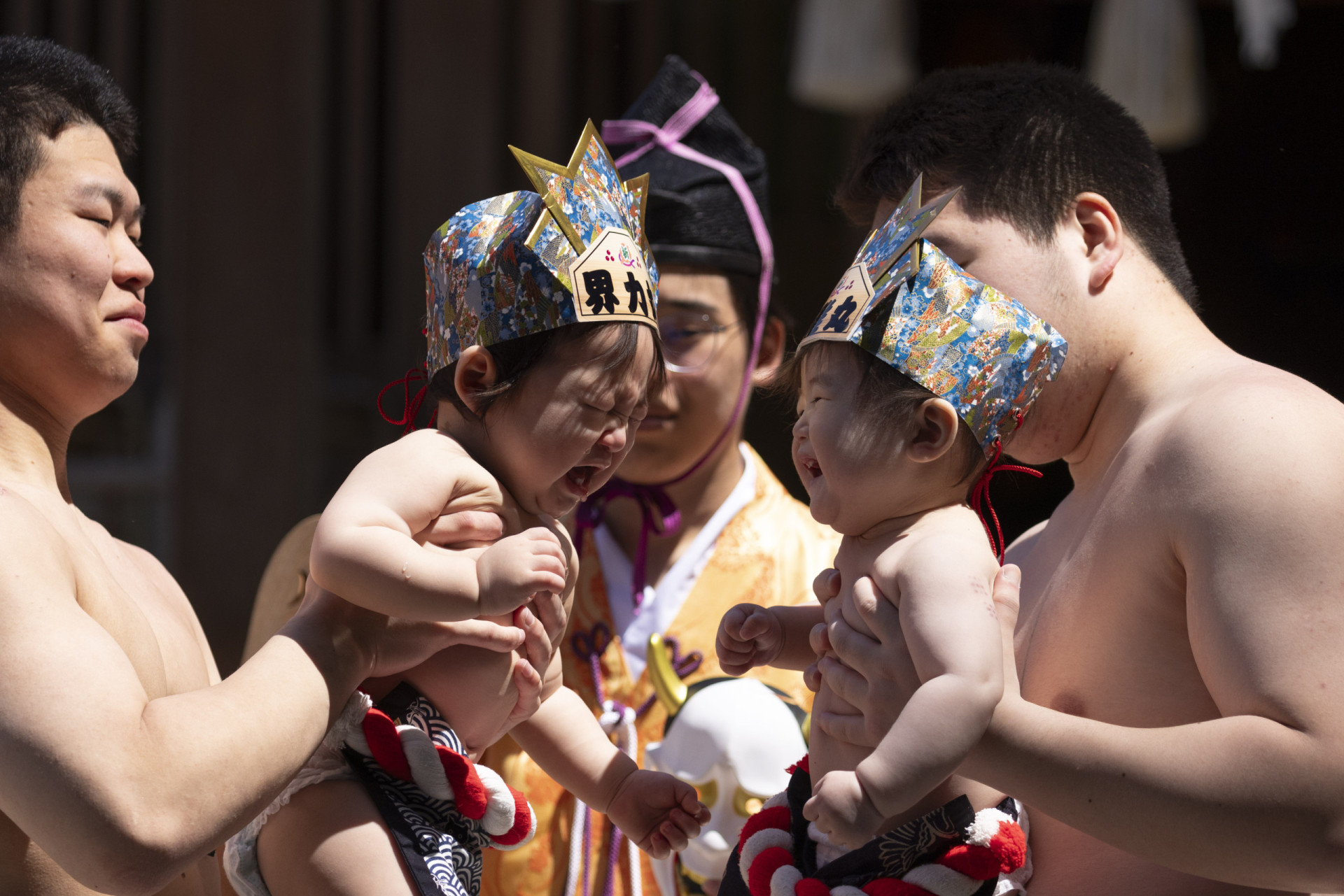 Ein Blick auf das Festival, bei dem Sumoringer Babys zum Weinen bringen