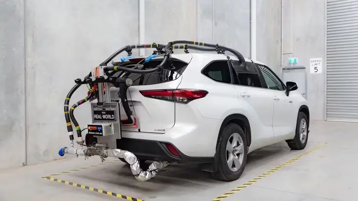 Kết quả thử nghiệm thực tế cho thấy 3 trong số 4 xe hybrid của Toyota giảm mức tiêu thụ xăng hơn 30% trung bình - Ảnh: AAA
