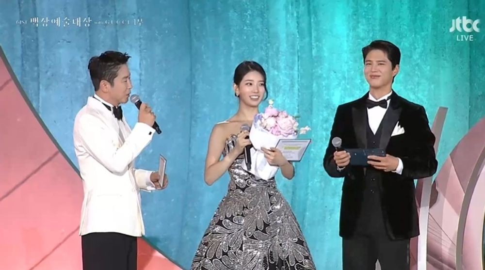 수지, 박보검에 꽃다발 받았다 &quot;MC 10주년, 설렜던 처음&quot; [백상예술대상]